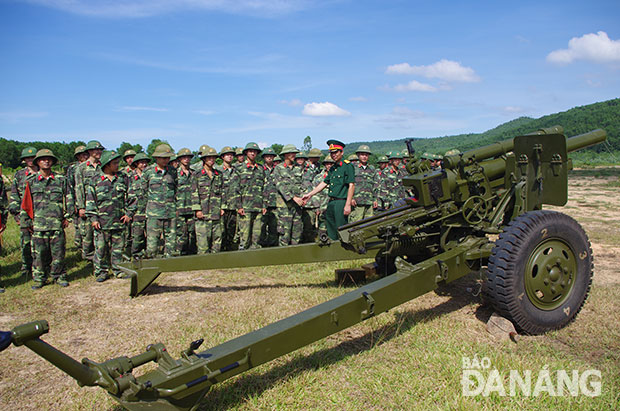 Lực lượng dự bị động viên huấn luyện pháo 105 ly trên thao trường.