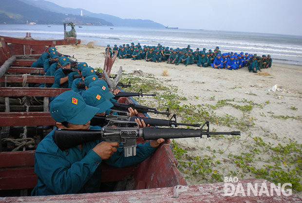 Dân quân biển Sơn Trà tham gia huấn luyện trên thao trường.                     Ảnh: VĂN CA