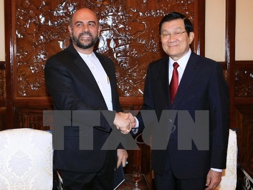 President Truong Tan Sang (R) and outgoing Iranian Ambassador Hossein Alvadi Behineh. Photo: VNA