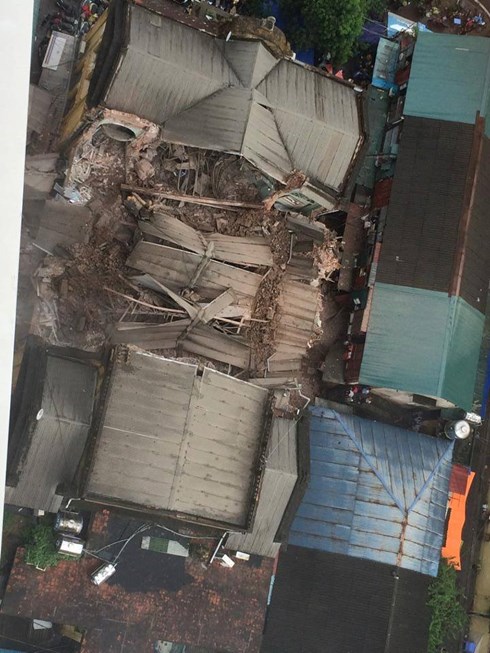 Căn nhà bị đổ sập cao 2 tầng, bị sập ở giữa.