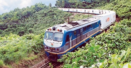 A north-south train of Viet Nam Railway Authority (Photo: VNRA)