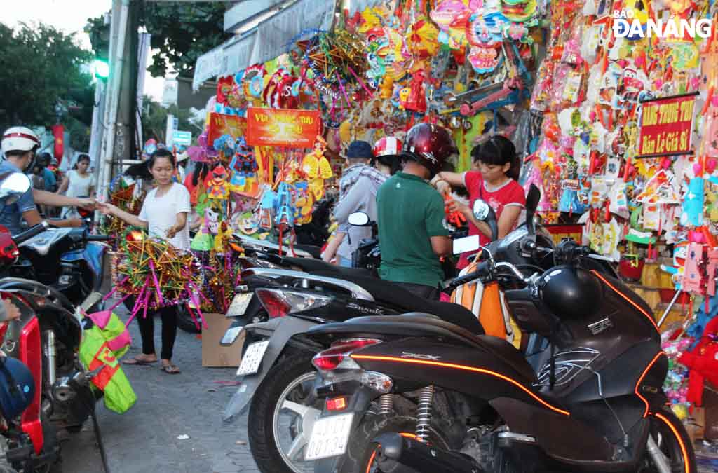  Trong khi đó, các cửa hàng bán lồng đèn, trống, lân… tấp nập người ra vào