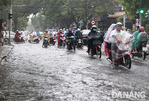 Flooding at the intersection of Quang Trung and Nguyen Thi Minh Khai streets