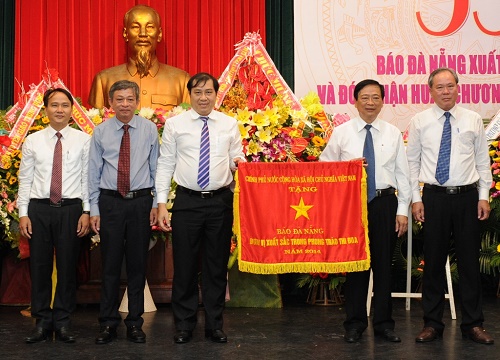 Chairman Duc Tho presenting the editors of the Da Nang Newspaper 