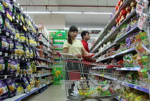 Người tiêu dùng mua sắm tại Co.op mart Phú Thọ - TP.Hồ Chí Minh. Ảnh: Thanh Vũ - TTXVN 