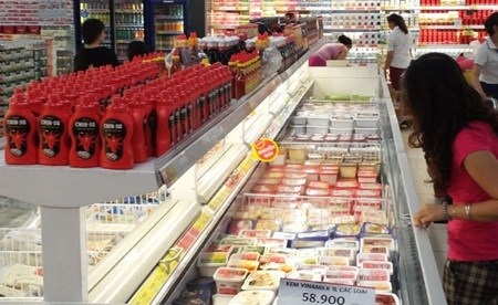 Vietnamese chilli sauce and ice-cream products are sold at Vinmart supermarket. (Photo: VNA)