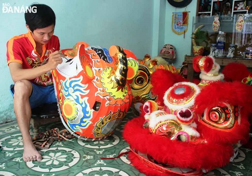  Student Ha Xuan Tai meticulously handpainting a lion's head