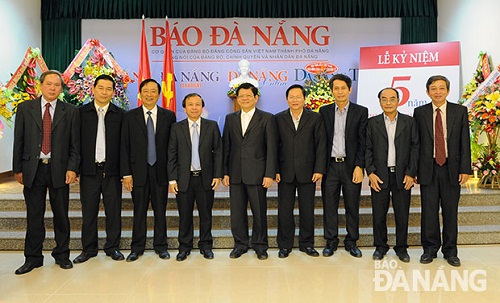  The newspaper’s editors with city leaders at the 5th birthday of the online Da Nang Newspaper in 2013.