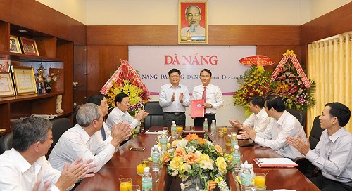 Newly-appointed Deputy Editor-in-Chief Vinh (standing, right)