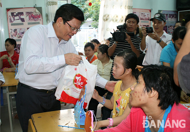 Phó Bí thư Thường trực Thành ủy Võ Công Trí tặng quà Trung thu cho trẻ em nạn nhân chất độc da cam. Ảnh: S.TRUNG