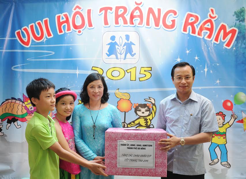 Phó Bí thư Thành ủy Nguyễn Xuân Anh tặng quà Trung thu cho cô trò Làng trẻ em SOS Đà Nẵng.