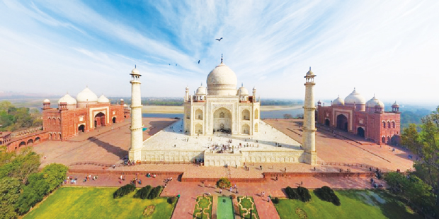 Đền Taj Mahal huyền ảo. AirPano phải mất rất nhiều thời gian mới thuyết phục được chính quyền Ấn Độ cho phép dùng trực thăng bay trên đền Taj Mahal để thực hiện được bức ảnh này.