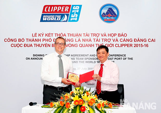 Phó Chủ tịch UBND thành phố Đặng Việt Dũng (phải) tặng quà lưu niệm cho đại diện Công ty Clipper Ventures tại lễ ký kết hợp đồng cảng đăng cai Clipper Race 2015-2016.										       Ảnh: HOÀNG HIỆP