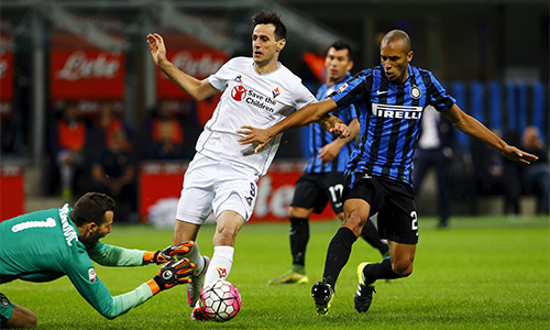 Kalinic trở thành ác mộng với hàng thủ Inter. Ảnh: Reuters.