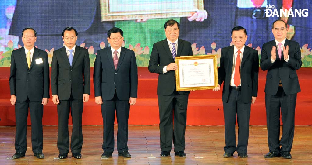 Đồng chí Nguyễn Thiện Nhân, Chủ tịch Ủy ban Trung ương Mặt trận Tổ quốc Việt Nam trao tặng Huân chương Độc lập hạng Nhất cho thành phố Đà Nẵng.  