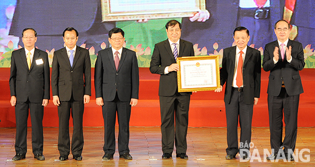 Đồng chí Nguyễn Thiện Nhân, Chủ tịch Ủy ban Trung ương MTTQ Việt Nam, trao tặng Huân chương Độc lập hạng Nhất cho thành phố Đà Nẵng.