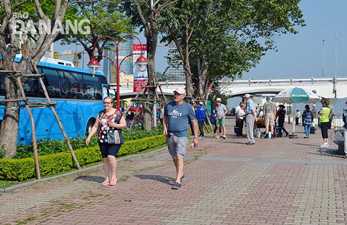  Foreign visitors on Da Nang’s Bach Dang pedestrian promenade