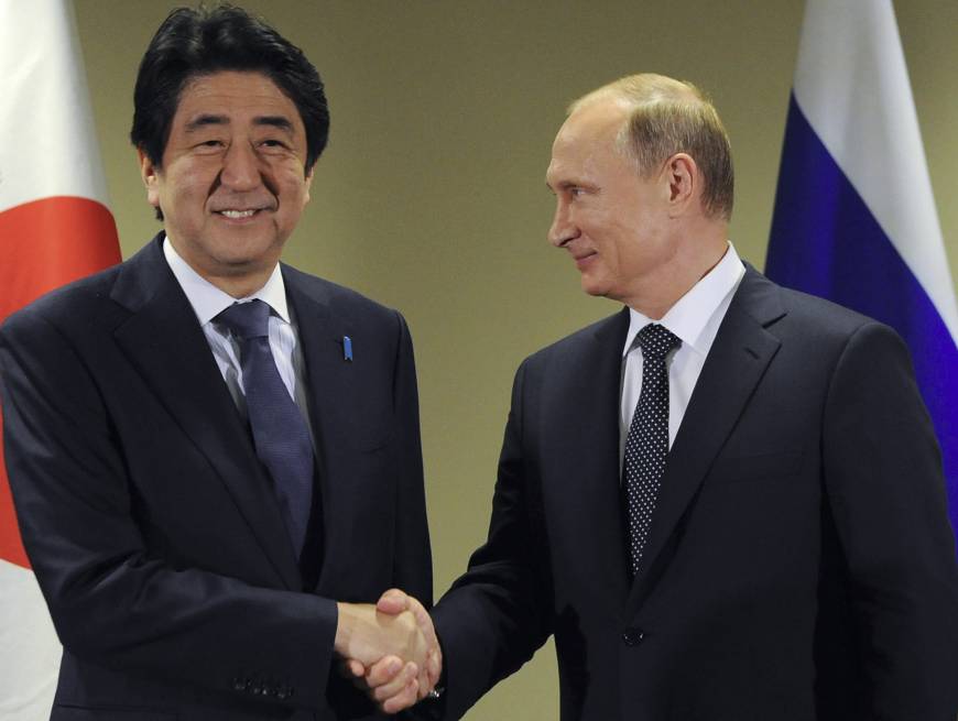 Thủ tướng Nhật Bản Shinzo Abe (trái) bắt tay Tổng thống Nga Vladimir Putin bên lề diễn đàn Liên Hiệp Quốc tại New York, ngày 28-9-2015. Ảnh: RIA Novosti