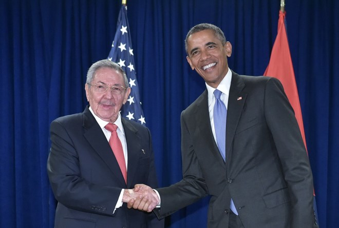 Chủ tịch Cuba Raul Castro gặp Tổng thống Mỹ Barack Obama, ngày 29/9 bên lề Đại hội đồng Liên hợp quốc khóa 70. (Nguồn: AFP) 