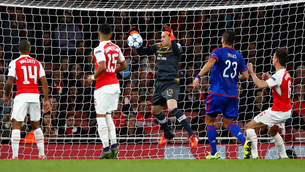 Pha vuột bóng ngớ ngẩn của thủ môn Ospina góp phần vào thất bại của Arsenal trước Olympiakos.