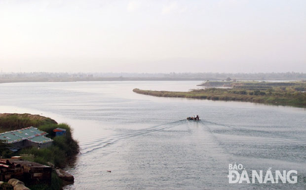 Theo nhóm tác giả Hoàng Ngọc Tuấn, Thái Thúc Thuận, cần chống sạt lở hai bờ các con sông của thành phố để giữ nguồn nước.  Trong ảnh: Sông Cái đoạn chảy qua cầu Khuê Đông.