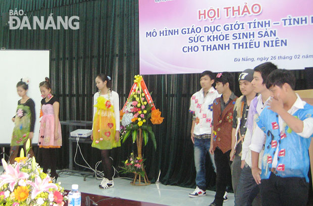 Các thanh, thiếu niên tham gia một hội thảo về mô hình giáo dục giới tính, sức khỏe sinh sản. 