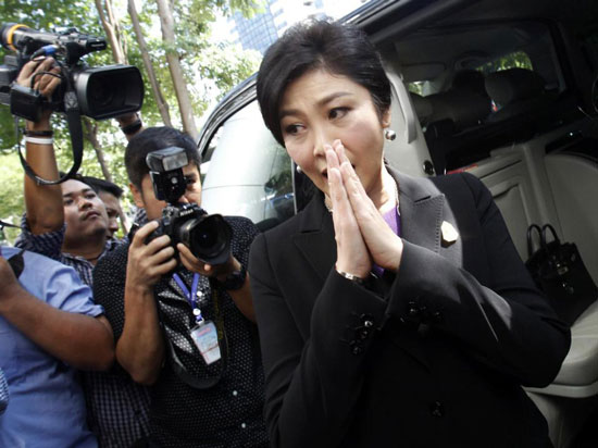 Cựu Thủ tướng Yingluck Shinawatra rời Tòa án Hình sự Bangkok ngày 29-9.  				              Ảnh: AP