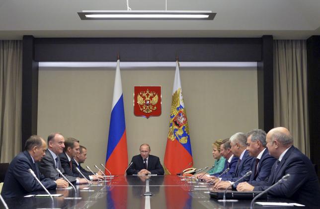 Tổng thống Nga Vladimir Putin (giữa) đang họp cùng Hội đồng An ninh tại dinh thự Novo-Ogaryovo, ngày 29-9-2015. Ảnh: Reuters