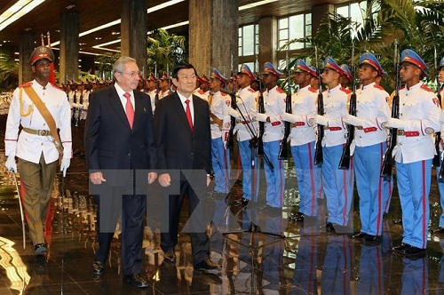 Cuban President Raul Castro and President Truong Tan Sang inspected the guards of honour. (Source: VNA)