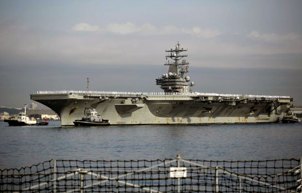 Tàu sân bay USS Ronald Reagan cập cảng Yokosuka.      Ảnh: AP