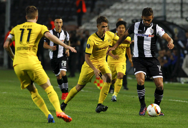 Pha tranh bóng trong trận PAOK và Dortmund (áo vàng) - Ảnh: Reuters