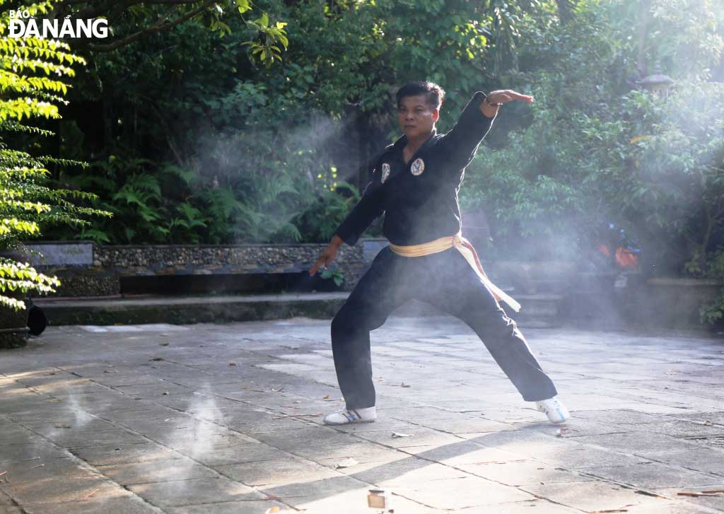 Võ sư Nguyễn Hữu Dũng mở đầu buổi ghi hình với “Tứ môn quyền”, một bài quyền gốc võ Tây Sơn, dùng nhiều đòn gối chõ, đánh cận chiến.