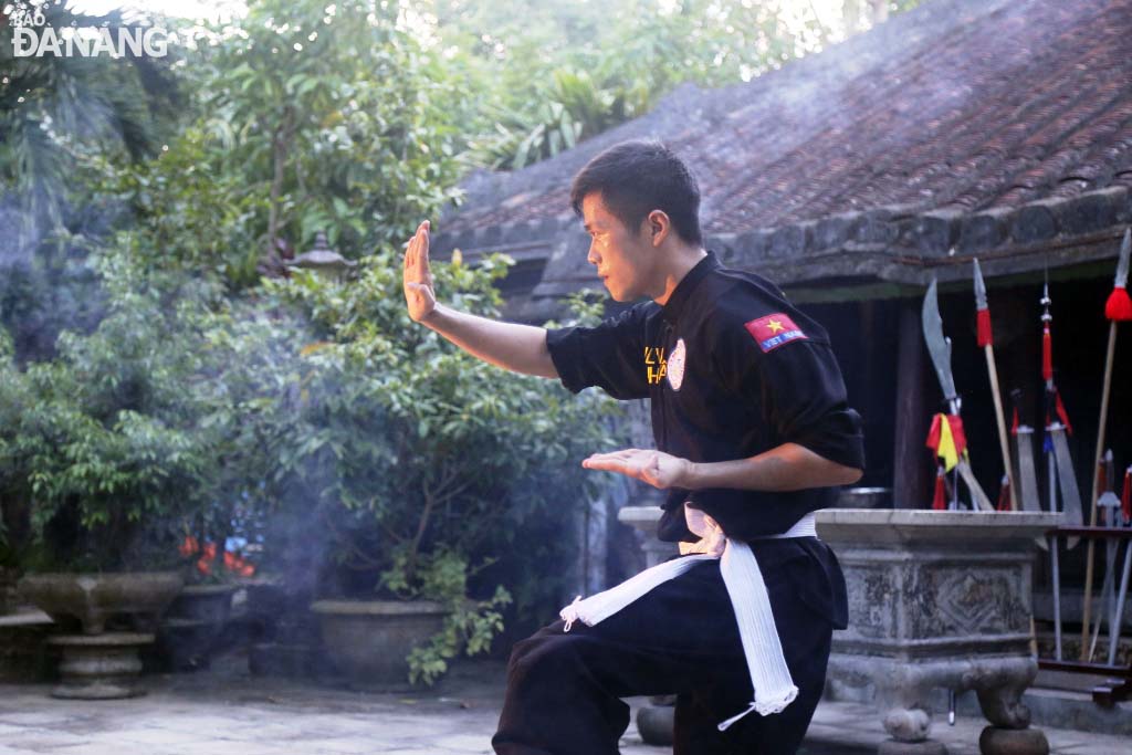Võ sư Anh Tuấn biểu diễn “Thần đồng trấn biên” với những động tác uyển chuyển mềm mại.