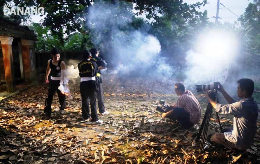 Ngoài biểu diễn võ thuật, các “diễn viên” còn kiêm cả “nghề” làm khói lửa để tạo hiệu ứng cho phim. Trong ảnh: Tạo khói bằng nhang…