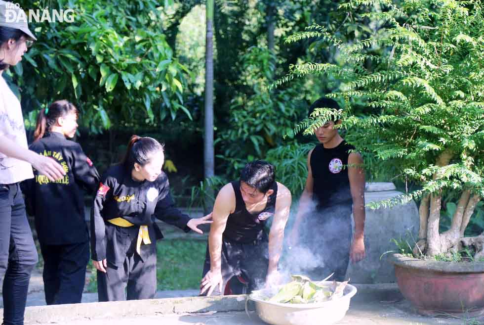 … và bằng lá cây tươi. 