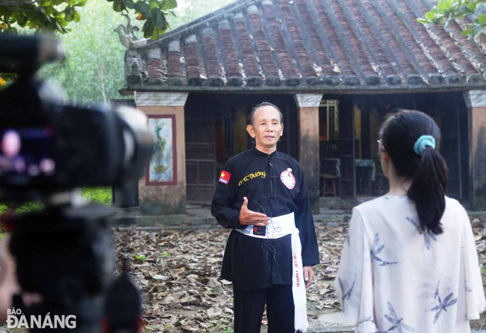 Trả lời phỏng vấn của phòng viên VTV4, Võ sư Tấn Vương cho rằng người học võ, nếu không thể văn võ song toàn thì cần phải có văn hơn võ để tránh những việc không hay, bởi võ là con dao hai lưỡi.