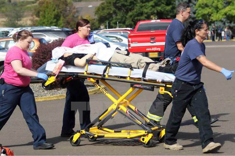 Chuyển người bị thương trong vụ xả súng tại trường Umpqua ngày 1/10. (Reuters/ TTXVN)