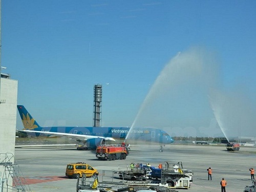 The water-spraying ceremony in Paris to launch the official operation of the top-class plane Airbus A350. (Source: VNA)