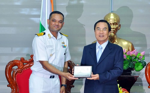 Col Rajkumar (left) and Vice Chairman Viet (Source: cadn.com.vn)