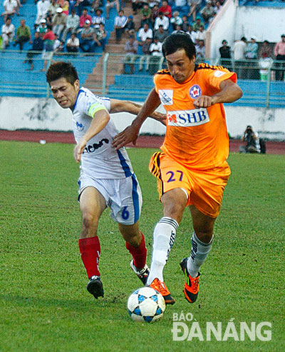 SHB DN’s former striker Merlo (right)