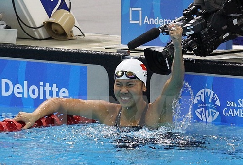 Swimming star Nguyen Thi Anh Vien celebrates after finishing first at a swimming competition. (Source: VNA)