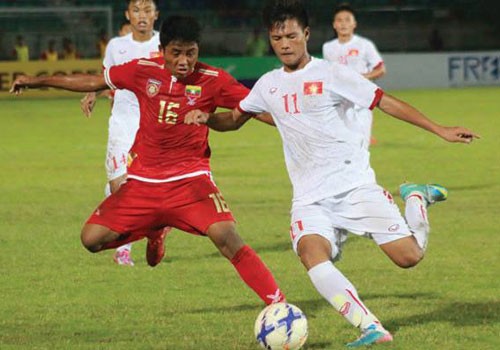 U19 Myanmar và U19 Việt Nam tranh đá quyết liệt