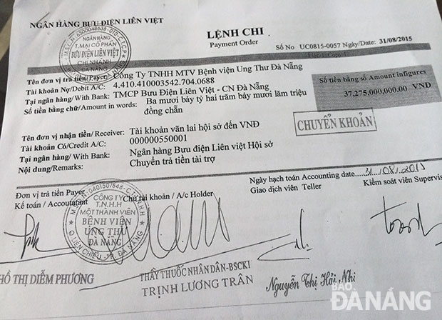 Lệnh chi do Giám đốc Bệnh viện Ung thư Đà Nẵng (cũ) ký chuyển trả tiền tài trợ bệnh viện cho Ngân hàng TMCP Bưu điện Liên Việt vào ngày 31-8-2015.