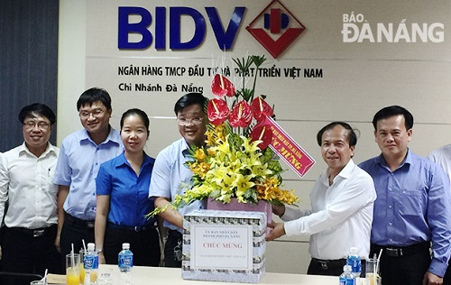 Vice Chairman Khuong (second right) and BIDV leaders