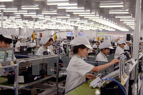 Manufacturing mobile phones at Samsung Electronic Viet Nam Thai Nguyen (Photo: VNA)