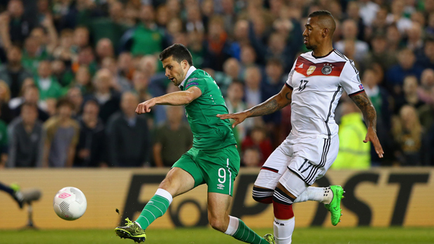 Bàn thắng của Shane Long (áo xanh) đã giúp Cộng hòa Ireland vẫn còn hy vọng.