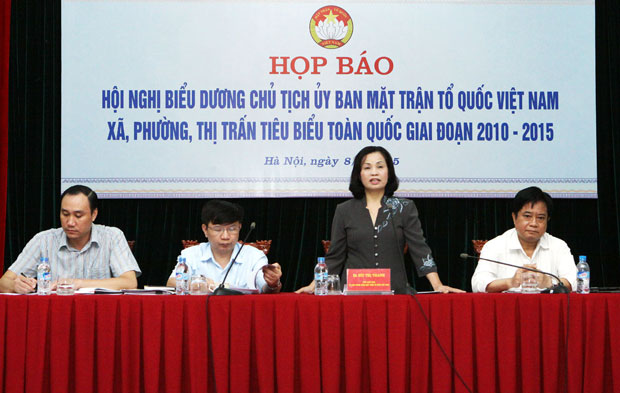 Bà Bùi Thị Thanh, Phó Chủ tịch Ủy ban Trung ương MTTQ Việt Nam trả lời câu hỏi của phóng viên báo chí tại buổi họp báo. Ảnh: TTXVN