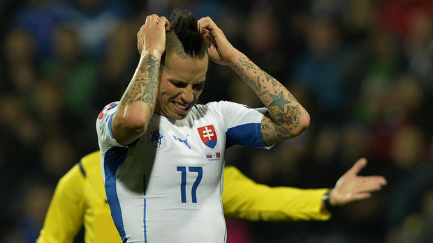 Marek Hamsik (Slovakia) không giấu được sự thất vọng sau trận thua Belarus.