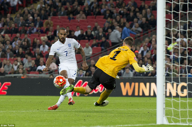 Theo Walcott mở màn cho chiến thắng của đội tuyển Anh trước Estonia.