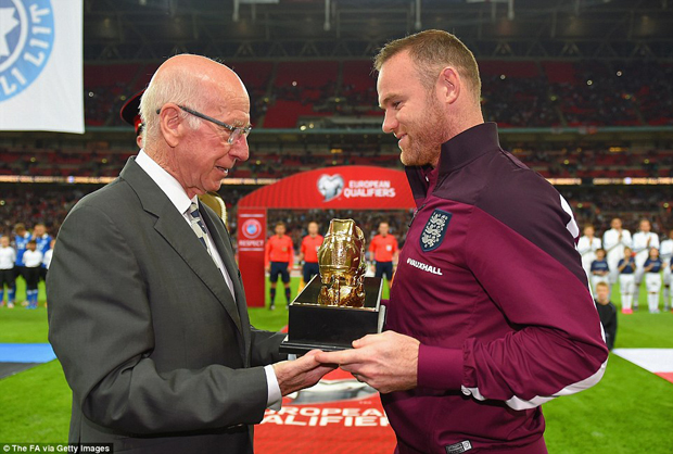 Huyền thoại Bobby Charlton đang trao “Chiếc giày vàng” cho Wayne Rooney.